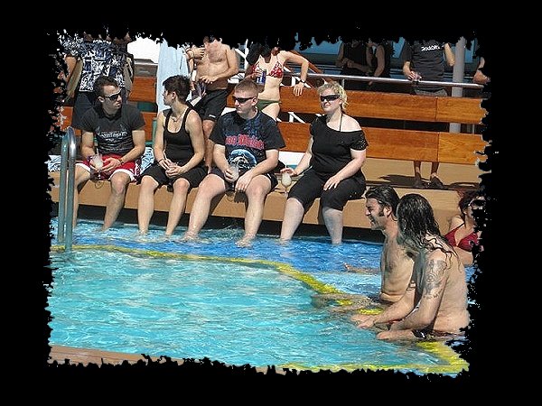 Moonspell vergngen sich im Pool