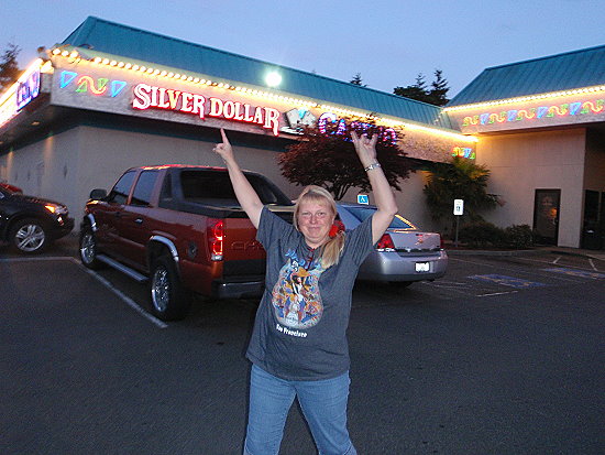 Das abendliche Bier haben wir im rtlichen rtlichen Silver Dollar Casino genossen.