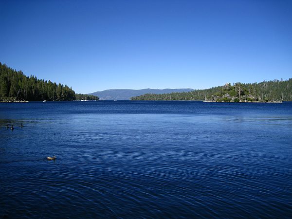 am See entlang spaziert