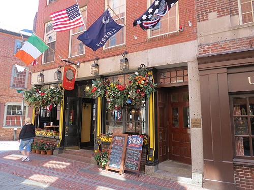 An einer ganzen Reihe Old Irish Pubs vorbei An einer ganzen Reihe Old Irish Pubs vorbei