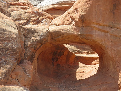 Arches National Park - der kleine Arch neben dem Tunnel Arch Arches National Park - der kleine Arch neben dem Tunnel Arch