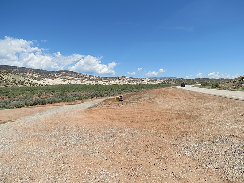 in einer Rechtskurve scharf links abbiegen auf einen Feldweg, der nur schlecht zu erkennen ist in einer Rechtskurve scharf links abbiegen auf einen Feldweg, der nur schlecht zu erkennen ist